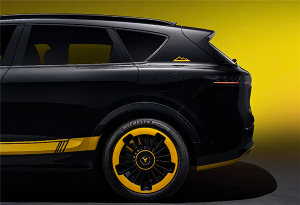 奇趣分分彩：27.99万元 岚图FREE+运动定制版上市：换装专属新皮肤